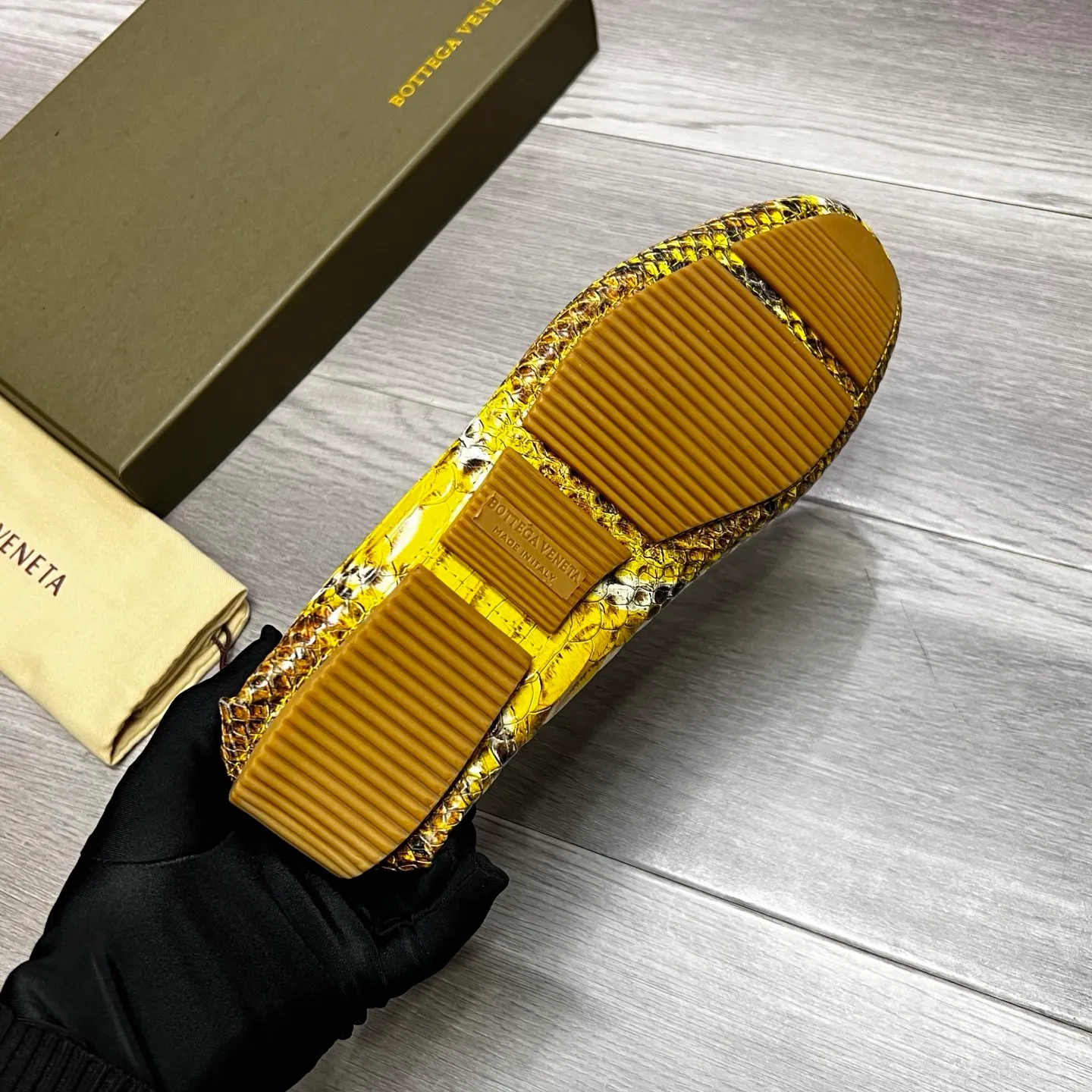 Factory price 480 BV 〰️Purely handmade classic men's beanie shoes👉👉driving shoes, slip-on shoes, made of imported cowhide from Italy, 💕water-dyed cowhide lining, 🔊original outsole, waterproof platform design, comfortable on the feet. Good choice for traveling and driving, single color available, code number: 38-44, (45 can be customized)